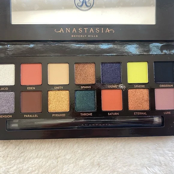 Prism Eyeshadow Palette - Picture 2 of 2